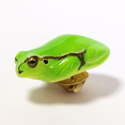アマガエルの全身のピンバッジ